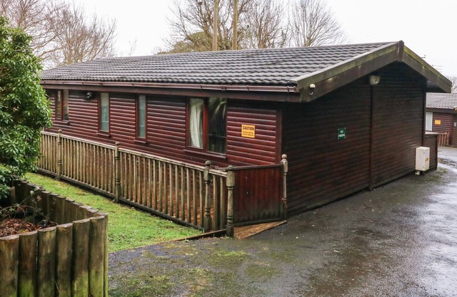 LODGE 39, pet friendly, country holiday cottage in Berrynarbor
