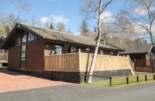 LODGE 5, pet friendly, with hot tub in Otterburn