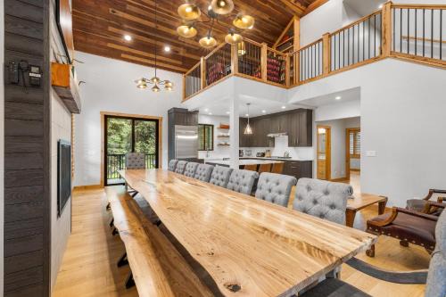 Lodge at Alexander - 8 bd - Hot tub - GameRm - AC - Trailer parking - Fireplace - Fire pit