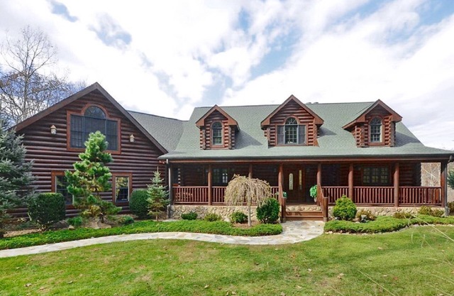 Hermosa casa de troncos en Hendersonville, NC