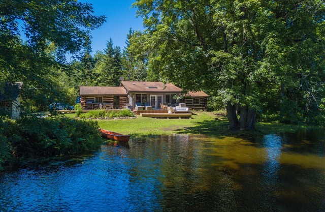 Lodge on the Muskoka|Authentic Log Cabin Escape in the Heart of Cottage Country