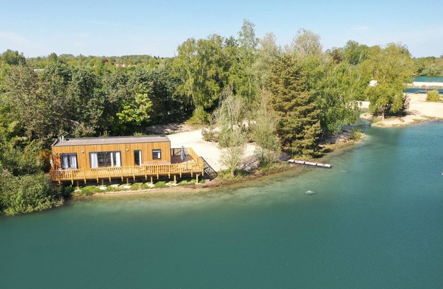 Lodge Reef - At the water's edge on the Atoll Pond