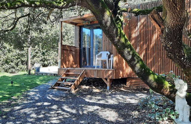Lodge under the oaks in the Black Mountain / Carcassonne