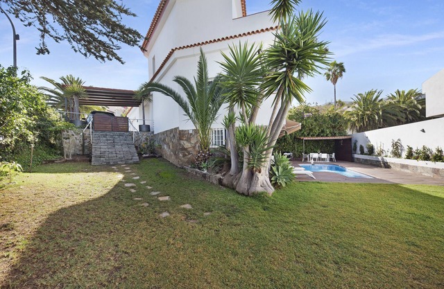 "Loft la Matanza" con vistas al mar, vistas a la montaña, piscina, terraza y jardín
