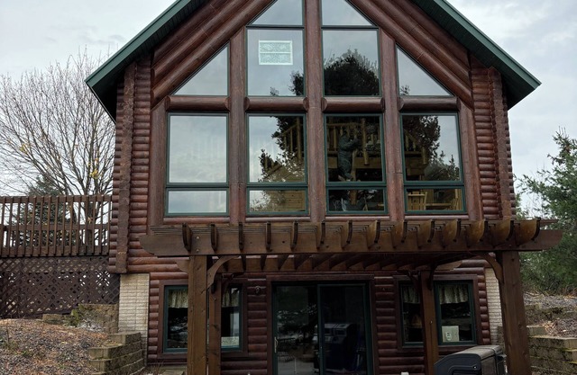 Log Cabin 4-bedroom on water with dock, sand beach with AC, WiFi in Webster