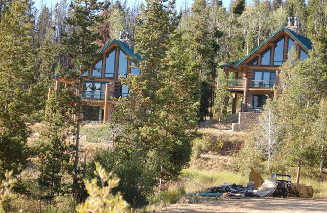 Cabañas de madera de lujo en White Pine Ski Area, Pinedale. En las montañas de Wind River