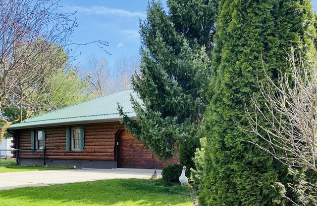 Log Cabin Haus in Amish Country Shipshewana, Indiana