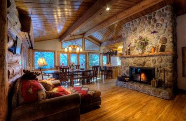 Log cabin-style home near hiking trails w/hot tub, & 2 fireplaces - dog-friendly