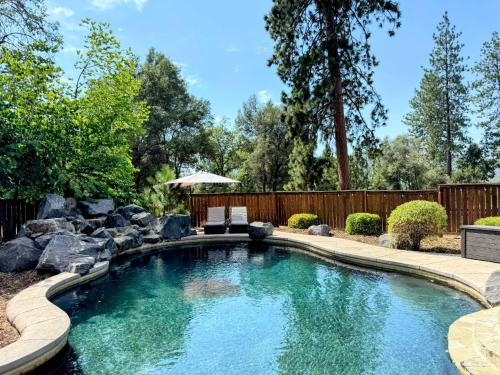 Log Cabin w/pool, spa, game room, sleeps 20