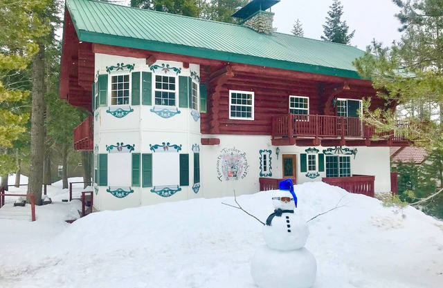 ¡Excelente casa de madera para perros a solo minutos de China Peak Mountain!