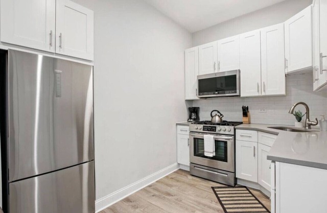 Logan Square Corner 3BR Apt Walkable to Highlights