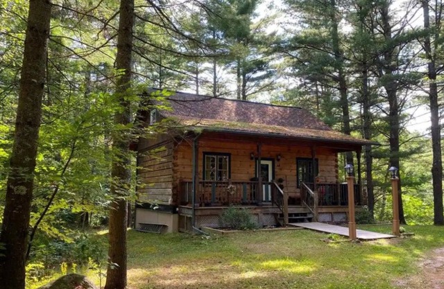 Logcabin in ADK of Fall Foliage and Winter Whiteface / Lake Placid fun