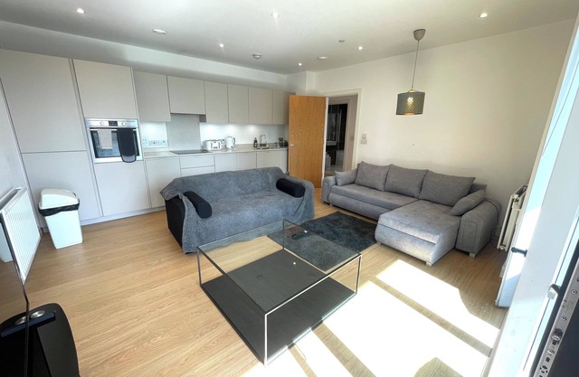 London luxury apartment w/ balcony & views ~steps to train station