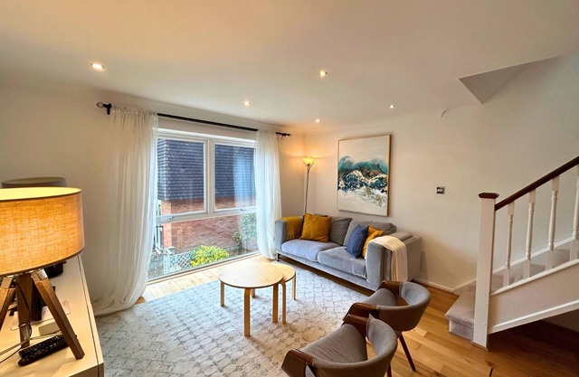 London Putney: Exquisite, Spacious, Four Bed (Two Bath) House