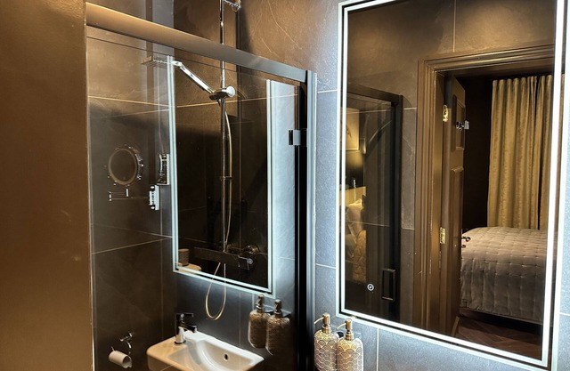 London Studio Flat, Double Bed, En-suite Bathroom & Kitchenette.