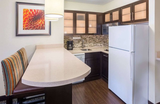 Look No More! Contemporary 1BR Suite with Full Kitchen, Pets are Welcome!