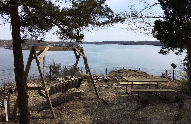 Breathtaking Bluff Vistas! ¡Muelle en No-Wake Cove! Encantador e Inmaculado!