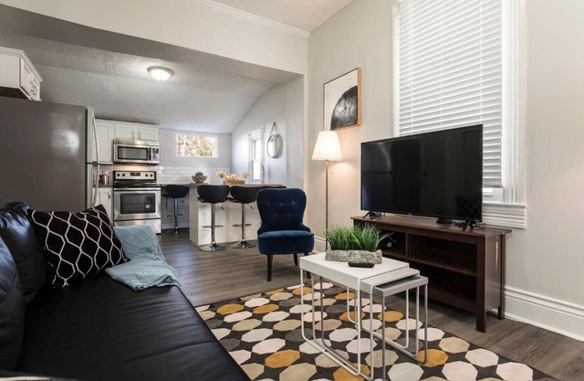 Louisville Dream House 4BR 2BA by CozySuites
