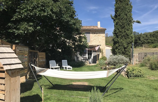 LOURMARIN: BASTIDON CON ENCANTO EN EL PIE DE LUBERON