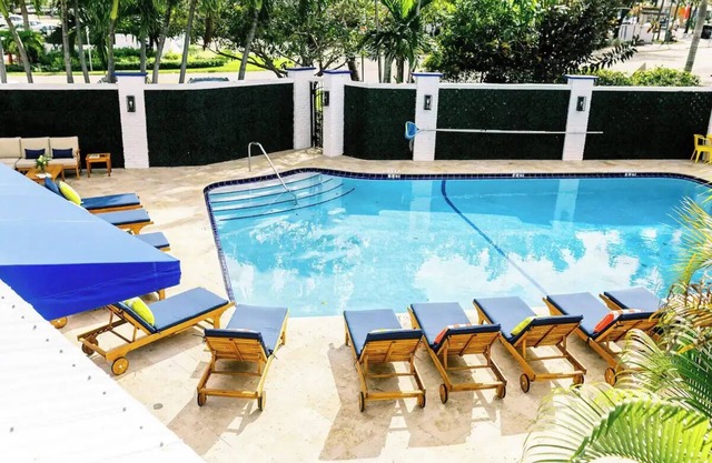Lovely 1 Bedroom Apt w/ Patio, Kitchenette, Pool Access, & Parking