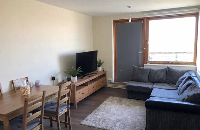 Lovely 1 BR serviced apartment w/ patio sleeps 3+ | Pass The Keys