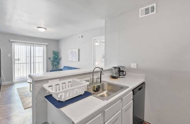 Lovely 1BR Apt Fully Equipped Kitchen