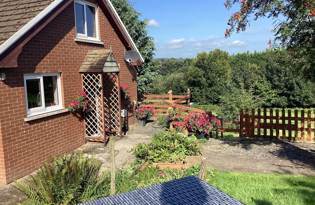 Lovely 2-Bed Cottage in Pencarreg
