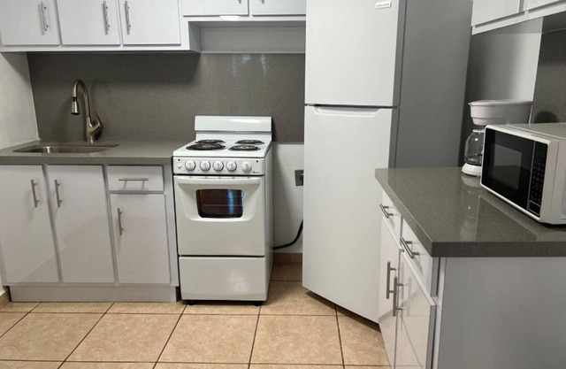 Lovely 2-bedroom apt # 5 only 5 minutes away from crashboat beach.