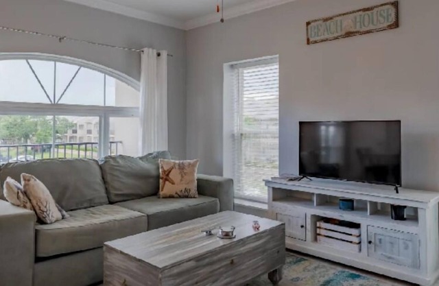 Lovely 2 Bedroom Condo with a Pool and Beach View