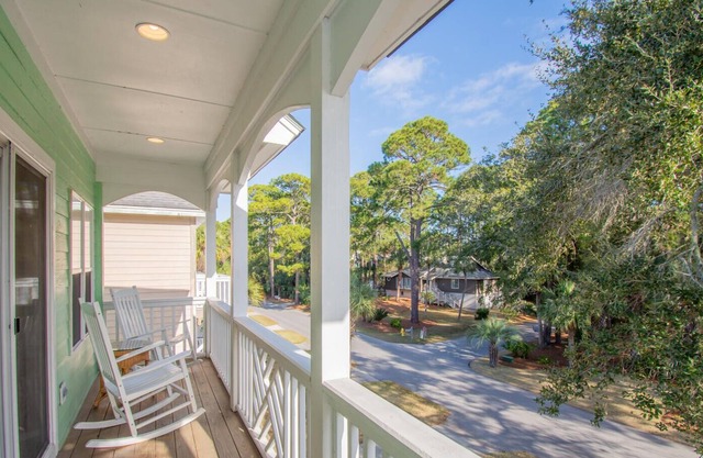 Lovely 2-story, 3-Bd Home, Steps to Marina store and Bonito Boathouse