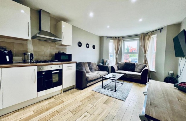 Lovely 4 bed (sleeps 8) apartment close to city