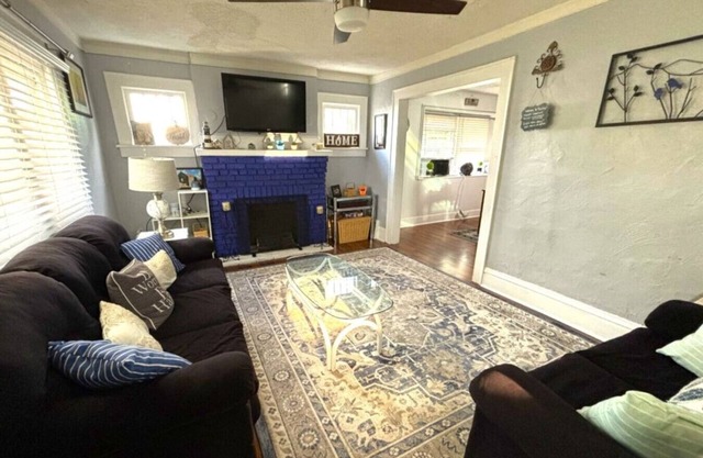 Lovely 4-Bed Victorian in Akron (2 Kings, 1 Queen)