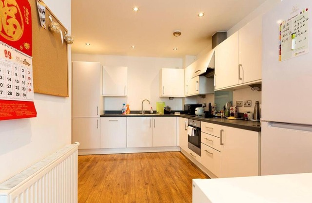 Lovely 4 Bedroom Apt Close to Central London