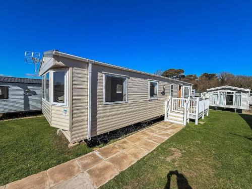 Lovely 4 Berth Caravan With Decking To The Side At Kessingland Beach Ref 90039Bc