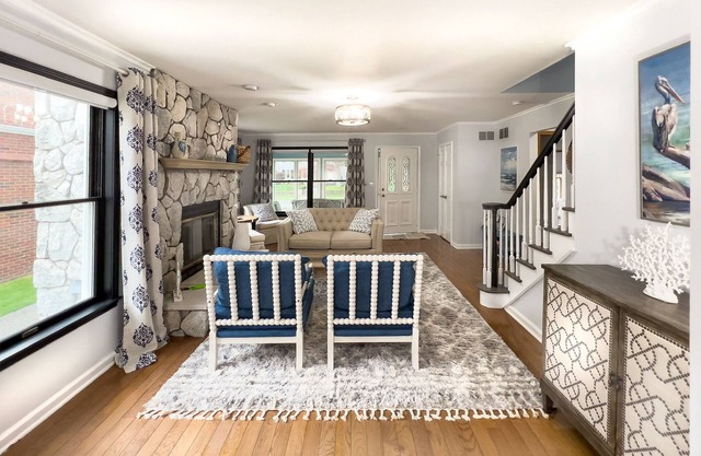 Lovely 6BR Home, 4blcks to beach w/ badges/locker