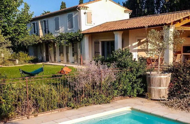 Lovely air-conditioned Provencal farmhouse in Maillane (13), with summer kitchen and heated...