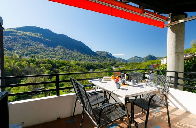Acogedor apartamento para 4 personas con piscina, WIFI, TV, patio, vista panorámica y aparcamiento