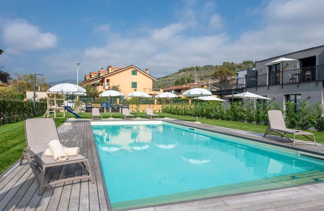 Acogedor apartamento con A/C, WIFI, piscina, TV, terraza, mascotas permitida y aparcamiento