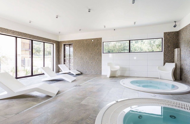 Bonito apartamento con A/C, jacuzzi, piscina, WIFI, TV, balcón, mascotas permitida, aparcamiento