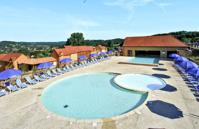 Acogedor apartamento en villa con piscina, WIFI, TV, terraza, mascotas permitida y aparcamiento