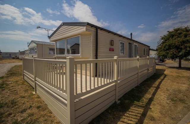 Lovely caravan with free WiFi and decking at Suffolk Sands Park ref 45031B