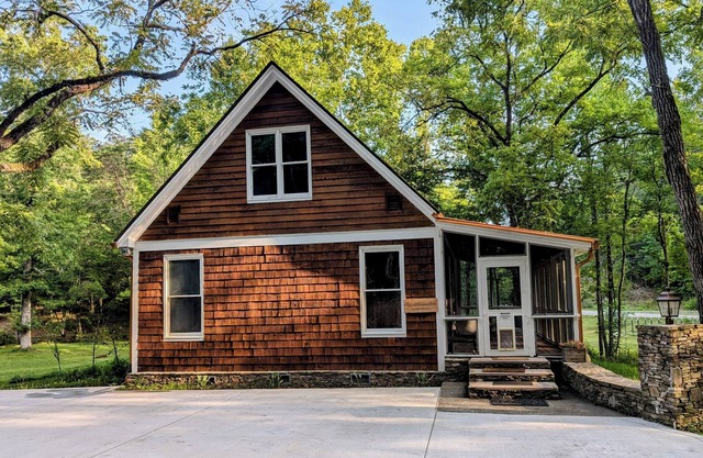 Lovely cottage with screened porch overlooking a creek-minutes from the Dragon!