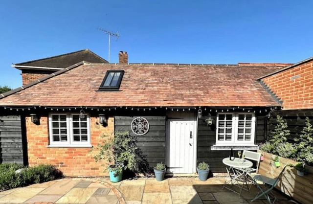 Lovely Courtyard Studio in Wokingham. Close to all major travel links.