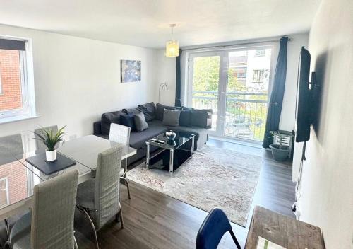 Lovely Gem Flat in Ashford near shopping outlets and central town area