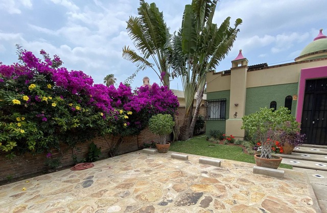 Hermosa casa con 2 dormitorios, 1 baño, además de casita independiente con 1 dormitorio, 1 baño