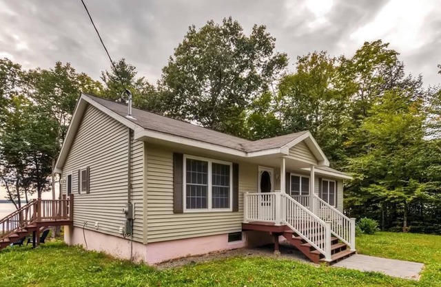 Lakefront 3BR Newport Home w / Private Dock!
