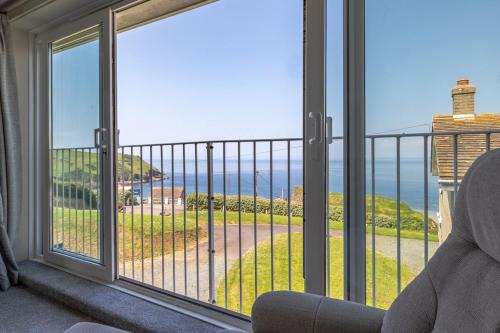 Lovely light and airy 2 bed apartment in Hope Cove, 2 mins from beach!