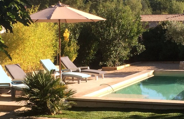 BONITO BASTIDON PROVENZAL CON PISCINA PRIVADA Y JARDÍN EN LOURMARI
