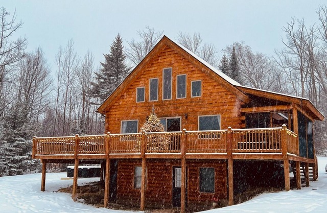 Lovely log cabin with hot tub!