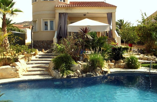 Preciosa moderna villa de 4 dormitorios con piscina privada en Busot, Nr El Campello, Alicante